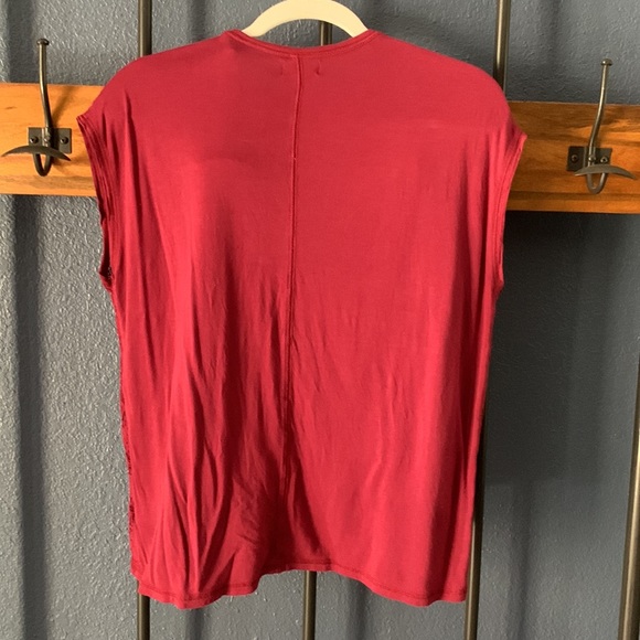 Sleeveless maroon shirt. - Picture 2 of 4